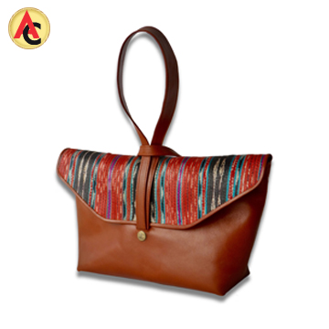 Wrist clutch adopts handwoven abaca
