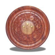 Wooden plate comes with detailed carvings