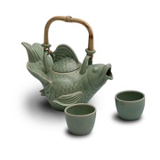 Tea set includes fish-shaped pot