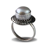 Ring with pearl