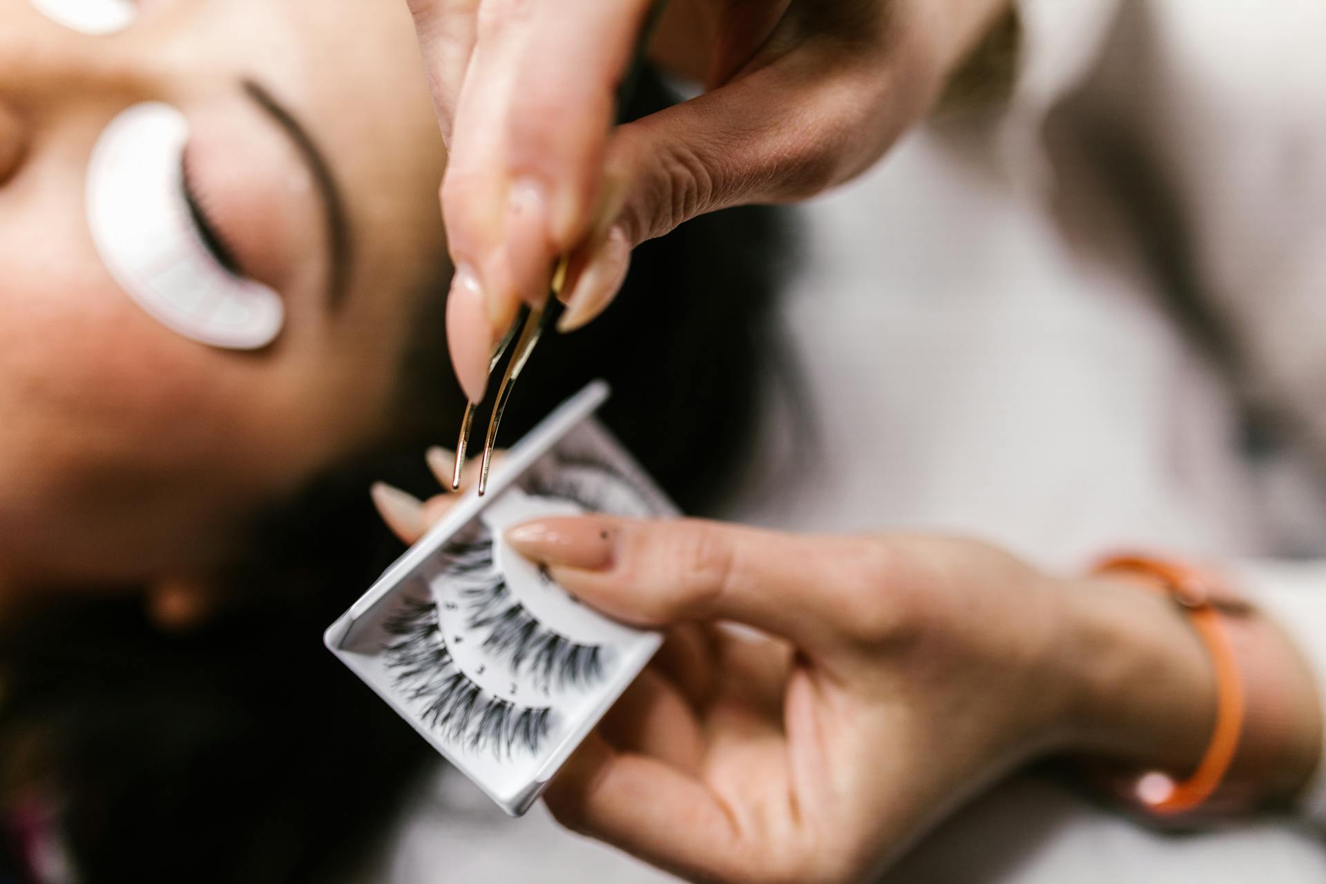 Discovering Why Fake Eyelashes Were Originally Invented Global Sources